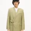 Chaqueta entallada tipo kimono de doble botonadura en lana virgen Chaqueta entallada tipo kimono de doble botonadura en lana virgen