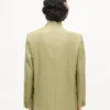 Chaqueta entallada tipo kimono de doble botonadura en lana virgen Chaqueta entallada tipo kimono de doble botonadura en lana virgen
