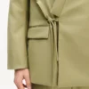 Chaqueta entallada tipo kimono de doble botonadura en lana virgen Chaqueta entallada tipo kimono de doble botonadura en lana virgen