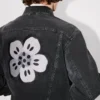 Chaqueta trucker con bordado «Boke Flower» en denim japonés Chaqueta trucker con bordado «Boke Flower» en denim japonés