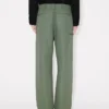 Pantalón chino de algodón con doble pliegue en las rodillas Pantalón chino de algodón con doble pliegue en las rodillas