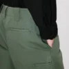 Pantalón chino de algodón con doble pliegue en las rodillas Pantalón chino de algodón con doble pliegue en las rodillas