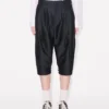 Pantalones cortos entallados con pliegues de lana virgen y seda Pantalones cortos entallados con pliegues de lana virgen y seda