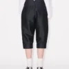Pantalones cortos entallados con pliegues de lana virgen y seda Pantalones cortos entallados con pliegues de lana virgen y seda
