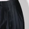 Pantalones cortos entallados con pliegues de lana virgen y seda Pantalones cortos entallados con pliegues de lana virgen y seda