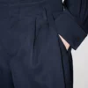 Pantalones de corte entallado de pierna ancha en lana virgen Pantalones de corte entallado de pierna ancha en lana virgen