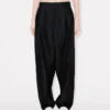 Pantalones entallados con pliegues de lana virgen y seda